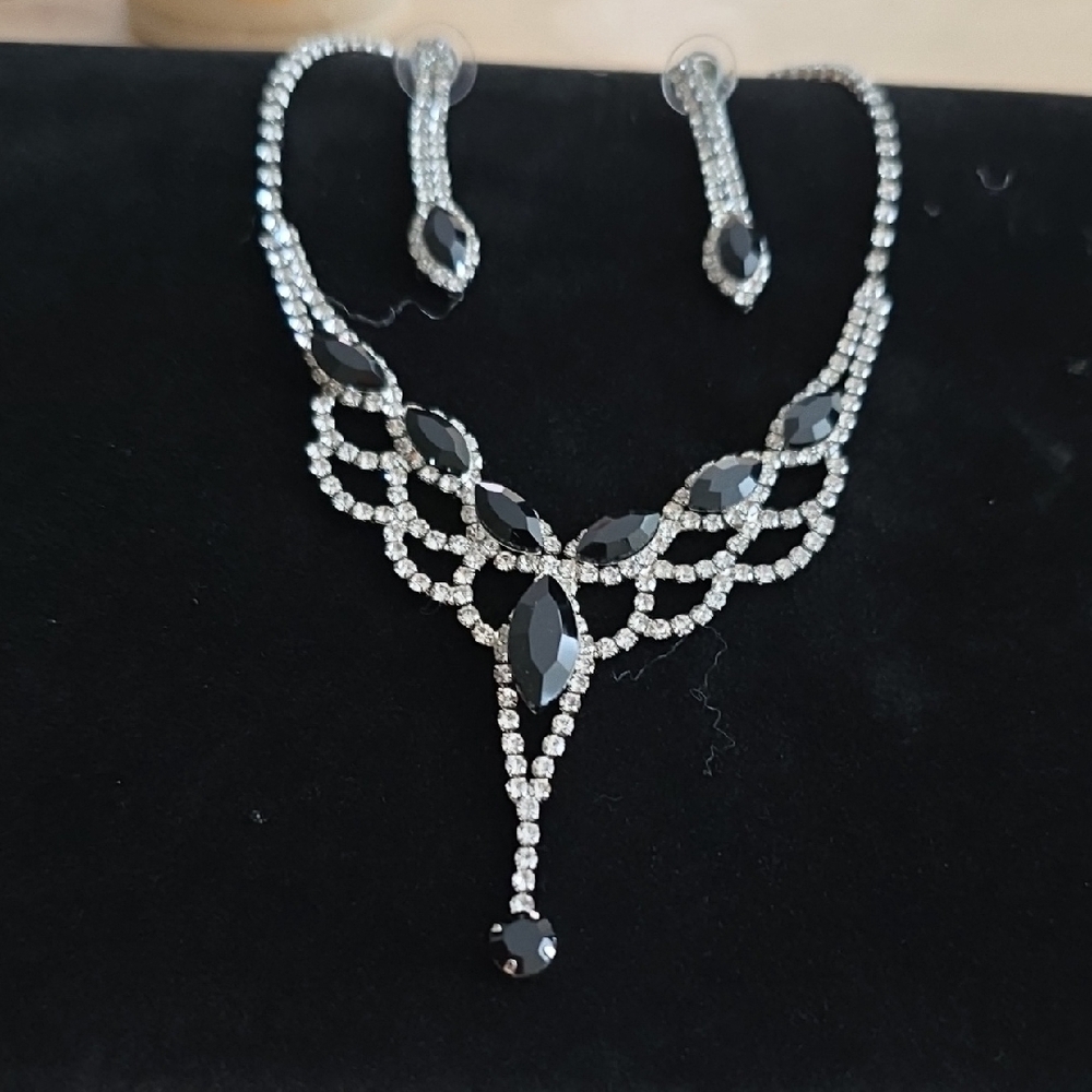 Elegant Black and Silver Necklace and Earring Set